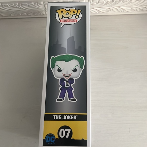 Funko Batman Comic Book Display Case & The Joker Pop - Picture 5 of 8